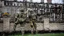 Tentara Rusia menjaga pembangkit listrik Luhansk di kota Shchastya (13/4/2022). Dibangun antara tahun 1950 dan 1956 dan generator pertamanya terhubung ke jaringan pada 30 September 1956. (AFP/ Alexander Nemenov)