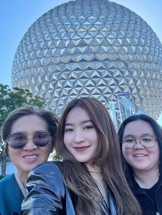 Natasha Wilona tampil dengan jaket leather hitam dipadukan inner coklat. Sang ibunda mengenakan cardigan hitamnya. [@natashawilona12]