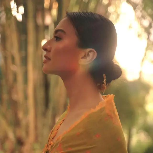 7 Gaya Raline Shah saat Lakukan Pemotretan dengan Kain Nusantara, Menawan