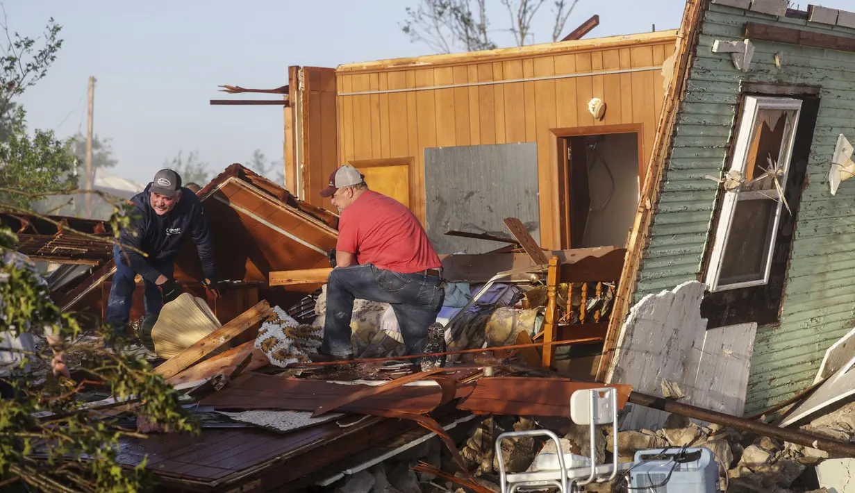 Tornado menghancurkan rumah-rumah, memaksa evakuasi panti jompo dan menumbangkan pepohonan serta kabel listrik saat melanda sebuah kota kecil di Oklahoma. (Mike Simons/Tulsa World via AP)