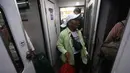 Calon penumpang sesaat sebelum masuk ke dalam Kereta Api Jarak Jauh di Stasiun Pasar Senen, Jakarta, Senin (16/3/2026). (Kapanlagi.com/Budy Santoso)