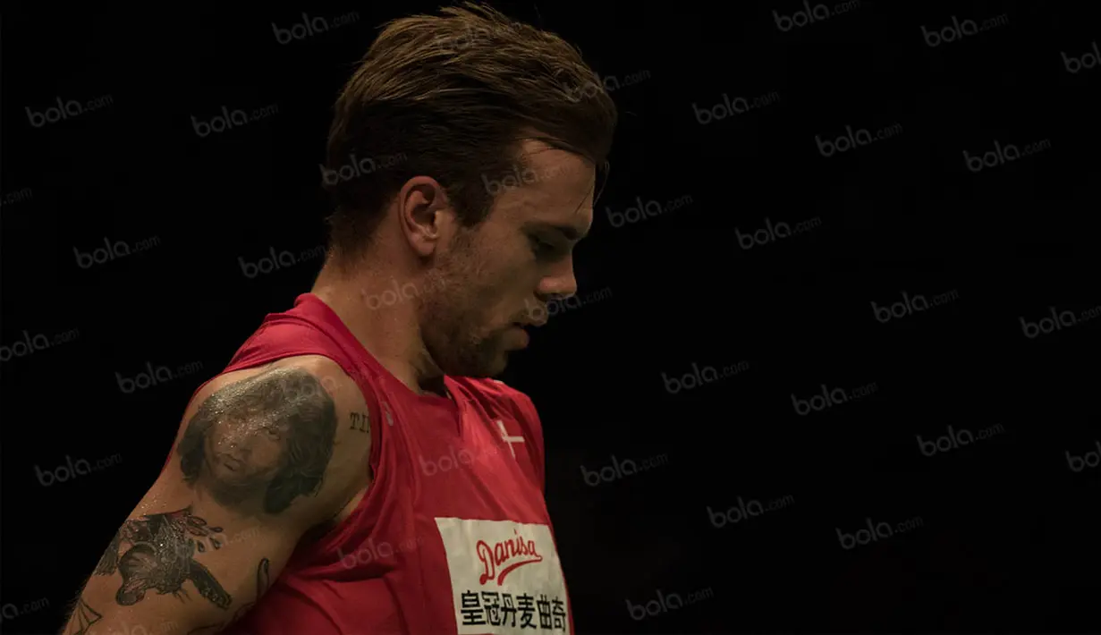 Pada laga final BCA Indonesia Open 2016 di Istora Senayan, Minggu (5/6/2016), pebulutangkis tunggal putra Denmark, Jan O Jorgensen, memakai kaos tanpa lengan yang membuat koleksi tatonya terlihat jelas. (Bola.com/Vitalis Yogi Trisna)