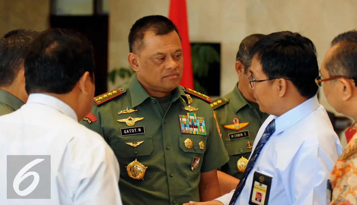 Panglima TNI, Jenderal TNI Gatot Nurmantyo (kiri) menerima keterangan dari Direktur P2Humas Ditjen Pajak, Mekar Satria Utama usai mengisi SPT Tahunan dengan menggunakan E Filling di Mabes TNI, Jakarta, Rabu (30/3/2016). (Liputan6.com/Helmi Fithriansyah)