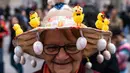 Seorang wanita mengenakan topi unik dalam Parade Paskah tahunan dan Festival Bonnet di New York, AS, Minggu (21/4). Orang-orang turun ke jalan dengan mengenakan kostum unik berpadu topi elegan yang pantas untuk menghadiri misa di Katedral St. Patrick dan gereja-gereja di dekatnya. (AP/Jeenah Moon)