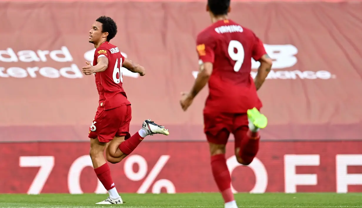 Bek Liverpool, Trent Alexander-Arnold (kiri) berselebrasi usai mencetak gol ke gawang Crystal Palace pada pertandingan lanjutan Liga Inggris di di Stadion Anfield di Liverpool, Inggris (24/6/2020). Liverpool menang telak 4-0 atas Crystal Palace. (Paul Ellis/Pool via AP)
