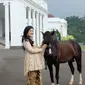 Kahiyang Ayu juga terlihat berpose dengan kuda yang merupakan koleksi dari Istana Bogor. (Foto: instagram.com/bennusorumba)