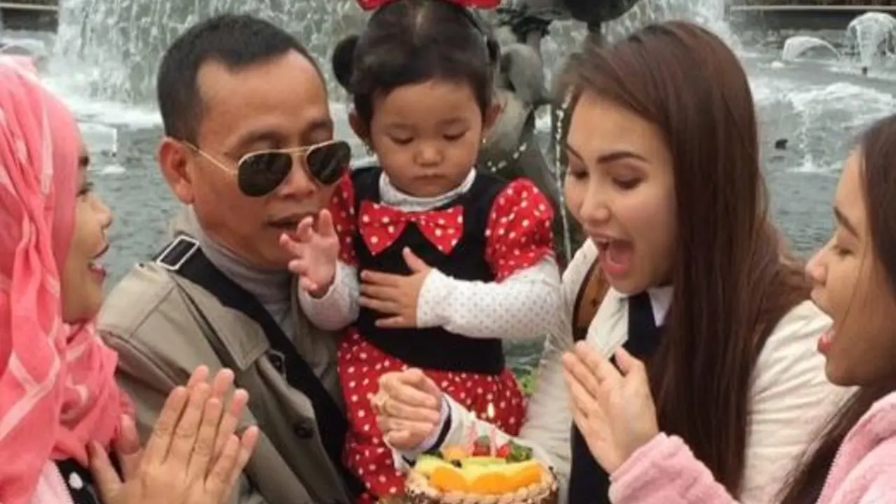 Ayu Ting Ting bersama keluarga
