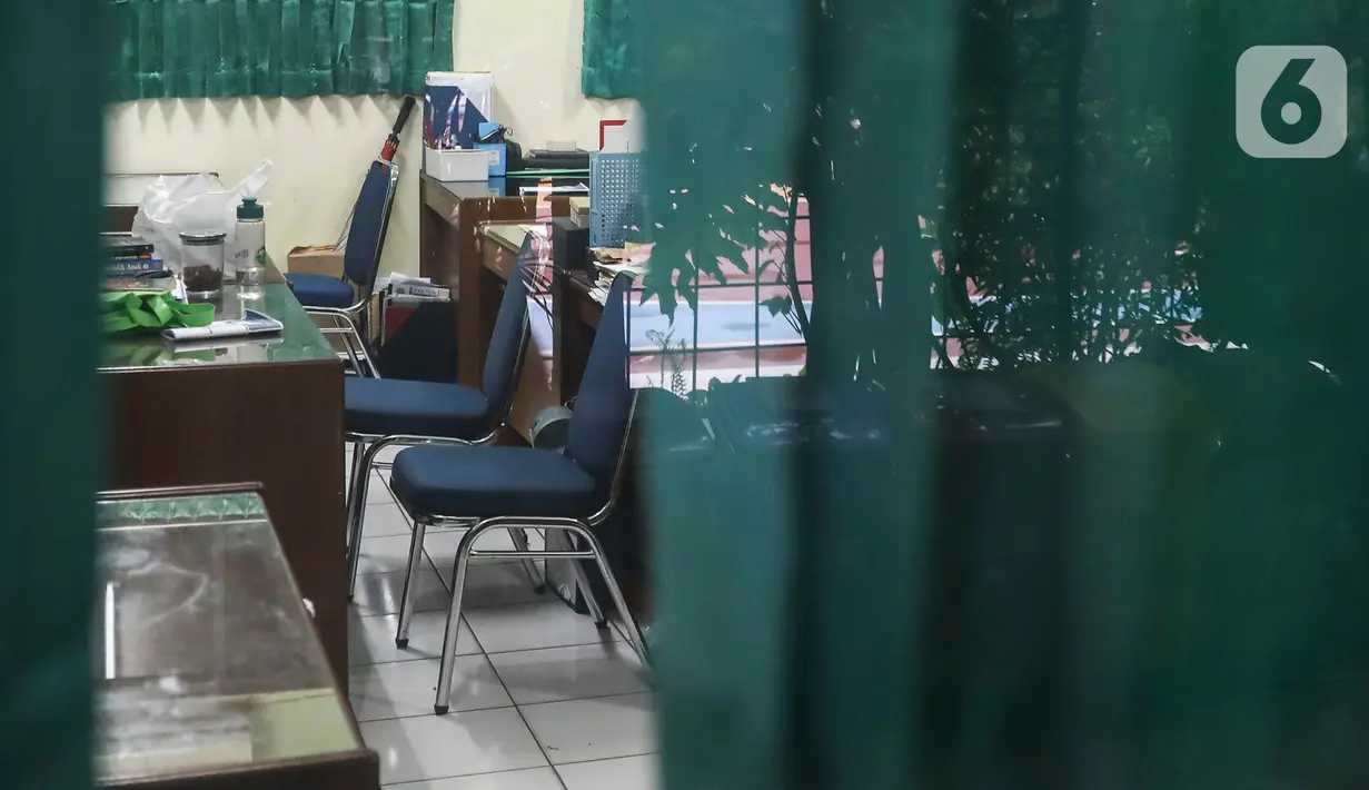 Suasana ruang guru Sekolah Menengah Pertama (SMP) Negeri 85 yang ditutup sementara atau lockdown selama 10 hari, di Pondok Labu, Cilandak, Jakarta, Rabu (27/7/2022). Keputusan SMPN 85 Jakarta lockdown ini setelah tiga siswa terpapar Covid-19. (Liputan6.com/Johan Tallo)