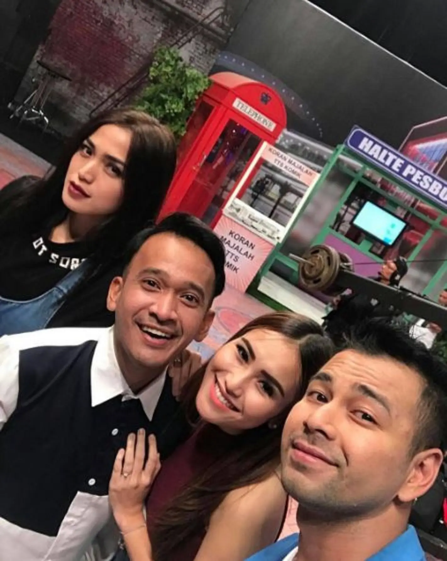 Raffi Ahmad bersama Ayu Ting Ting, Ruben Onsu, Jessica Iskandar (Instagram/@kuntoajie_)