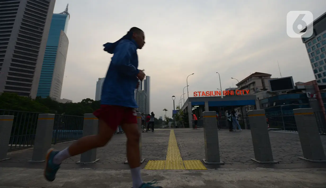 Warga berolahraga di kawasan jalan Jenderal Sudirman, Jakarta,Sabtu (18/7/2020). Pemerintah Provinsi DKI Jakarta memperpanjang PSBB fase transisi selama 14 hari hingga 30 Juli, seiring kasus baru COVID-19 masih tinggi di ibu kota. (merdeka.com/Imam Buhori)