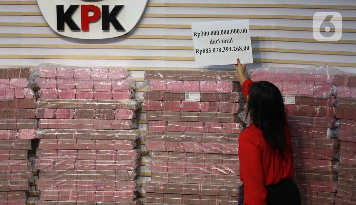 Uang tersebut merupakan bagian dari total Rp 883 miliar, kerugian negara dalam perkara korupsi investasi fiktif PT Taspen. Tampak dalam foto, tumpukan uang sebesar Rp 300 miliar dipamerkan di gedung Merah Putih Komisi Pemberantasan Korupsi (KPK), Jakarta, Kamis (20/11/2025). (Liputan6.com/Helmi Fithriansyah)