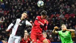 Pemain Juventus Cristiano Ronaldo (kiri) berebut bola dengan pemain Bayer Leverkusen Kai Havertz (tengah) pada pertandingan Grup D Liga Champions di Bay Arena, Leverkusen, Jerman, Rabu (11/12/2019). Gol Ronaldo dan Higuain bawa Juventus menang 2-0. (AP Photo/Martin Meissner)