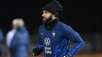 Karim Benzema. Tidak jelas kapan tepatnya striker Timnas Prancis ini mengalami cedera di bagian pinggulnya. Namun nyatanya ia telah absen dalam 4 laga terakhir bareng Real Madrid dan hanya bermain di 25 menit terakhir saat menghadapi Glasgow Celtic pada matchday ke-6 Liga Champions 2022/2023 (2/11/2022). Banyak pula yang menuding jika absennya dalam beberapa laga bersama Real Madrid sebagai trik agar sang pemain bisa tampil fit bersama Timnas Prancis di Qatar nanti. (AFP/Bertrand Guay)