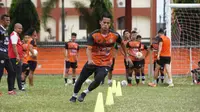 M. Roby dkk. saat latihan bersama tim Persiraja Banda Aceh di Stadion H. Dimurthala, Banda Aceh. (Bola.com/Gatot Susetyo)