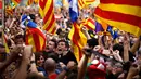 Sejumlah orang merayakan deklarasi kemerdekaan dari Spanyol oleh Parlemen Catalonia di luar gedung parlemen di Barcelona, Jumat (27/10). Sejumlah pendukung kemerdekaan, turun ke jalan sambil meneriakkan 'Liberty'. (AP/Emilio Morenatti)