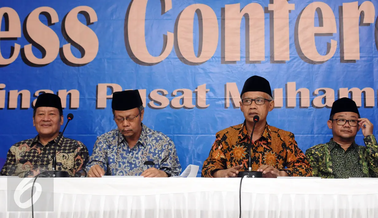 Ketua Umum PP Muhammadiyah, Haedar Nashir (ketiga kiri) memberi tanggapan usai pembacaan pernyataan sikap terhadap Pilkada Serentak 15 Februari di Jakarta, Senin (13/2). Ada tujuh butir pernyataan sikap PP Muhammadiyah. (Liputan6.com/Helmi Fithriansyah)