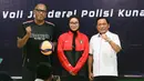 Ketua Umum Pengurus Pusat Persatuan Bola Voli Seluruh Indonesia (PP PBVSI), Imam Sudjarwo (kanan) berfoto bersama pelatih Timnas voli putri Indonesia, Marcos Sugiyama (kiri) saat pelepasan di Padepokan Voli Jenderal Polisi Kunarto, Sentul, Jawa Barat, Selasa (2/6/2026). (Bola.com/Abdul Aziz)