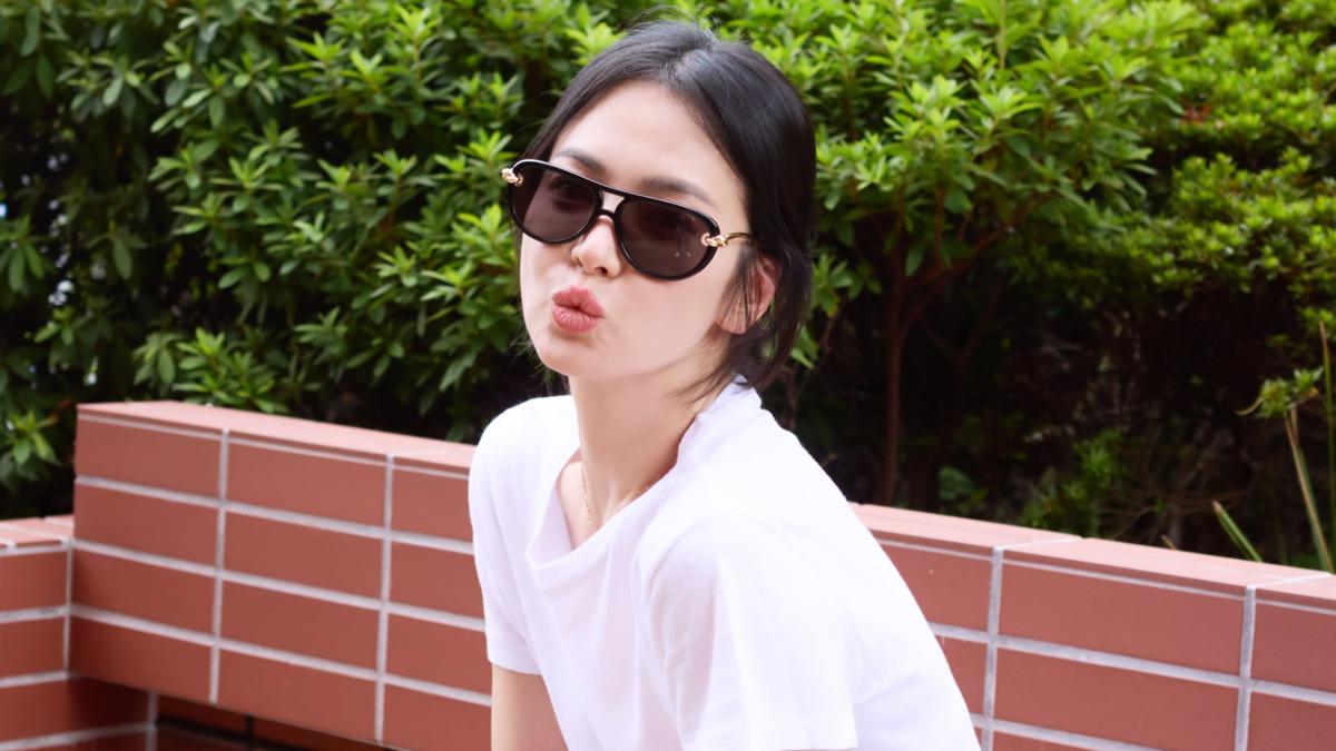 Style Kasual Song Hye Kyo, Cantik Effortless Pakai Kaos Putih dan Jeans