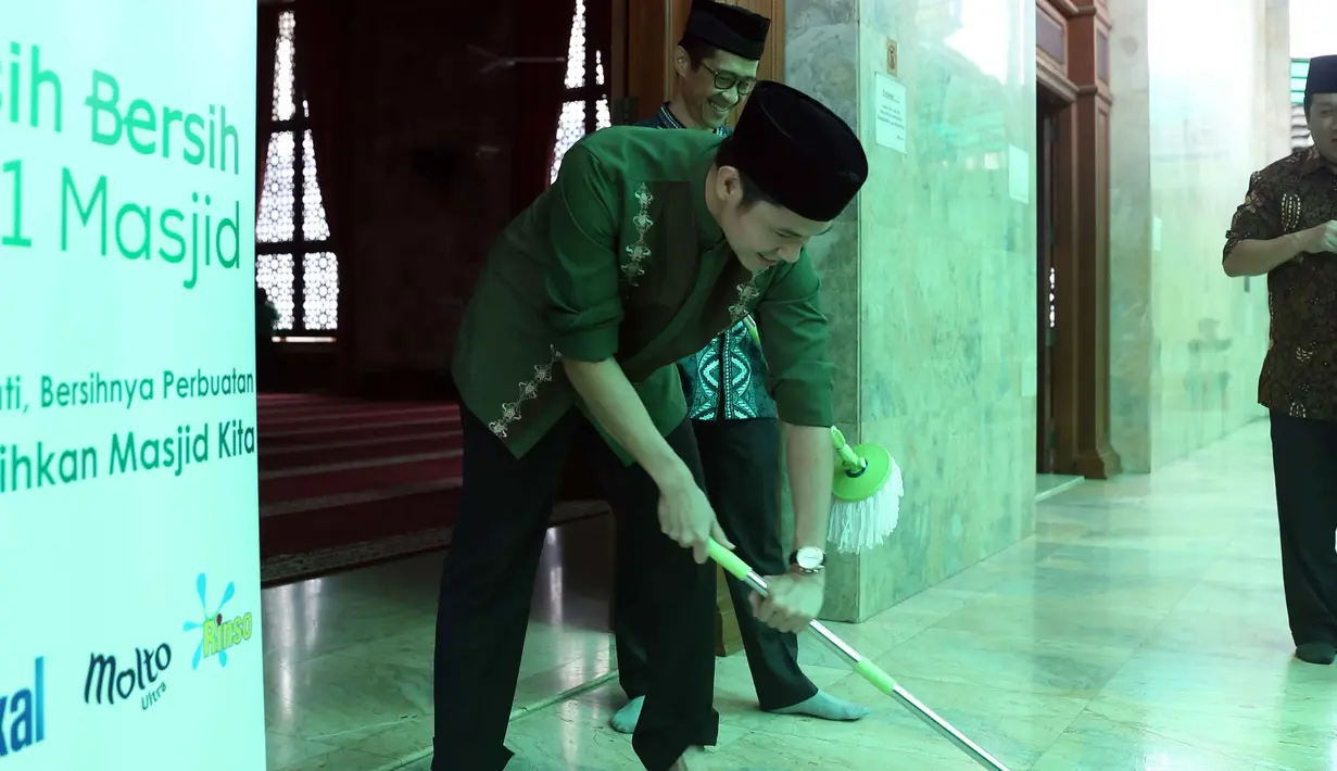Pemeran Dude Harlino ikut terlibat dalam program Bersih-bersih 1001 Masjid. Program ini untuk menyambut bulan suci Ramadhan yang tidak lama lagi. Dan dilaksanakan dibeberapa kota di Indonesia. (Nurwahyunan/Bintang.com)