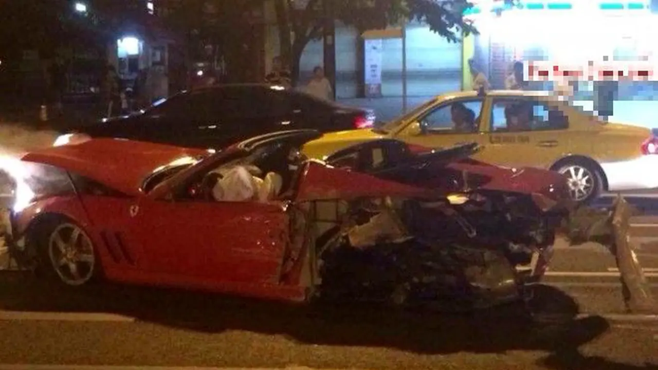 Dibawa Ngebut, Ferrari Langka Luluh Lantak di Tiongkok
