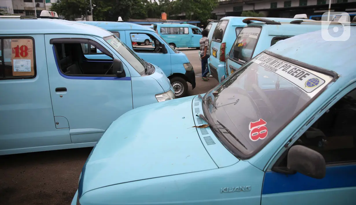 Pengemudi angkutan umum menunggu penumpang di Terminal Kampung Melayu, Jakarta, Kamis (30/4/2020). Menurunnya jumlah angkutan umum yang beroperasi merupakan imbas dari imbauan pemerintah untuk tetap di rumah dan penerapan PSBB sehingga menyebabkan sepinya. (Liputan6.com/Faizal Fanani)