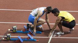Aksi Sakhatov Miran atlet cabang para atletik asal Uzbekistan didampingi pemandunya di nomor lari 400 meter putra klasifikasi T11 pada Asian Para Games 2018, di Stadion Utama Gelora Bung Karno Jakarta, Kamis(11/10/2018).  (Bola.com/Peksi Cahyo)