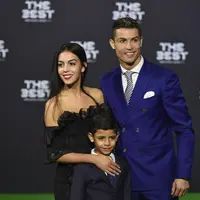 Christiano Ronaldo menggandeng kekasih barunya Georgia Rodriguez. (AFP/Bintang.com)