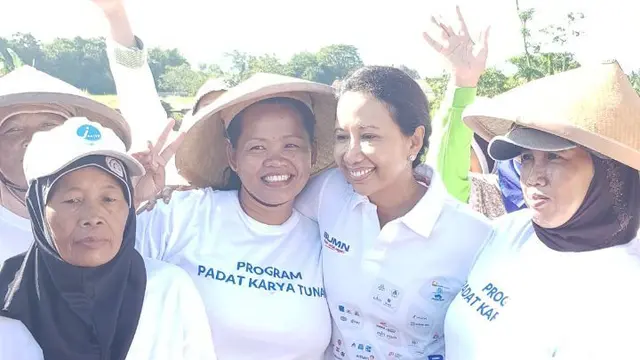 Menteri BUMN Rini Soemarno menjalankan program Padat Karta Tunai di Klaten, Jawa Tengah, Sabtu (24/3/2018). (Foto: Dok Humas BUMN)