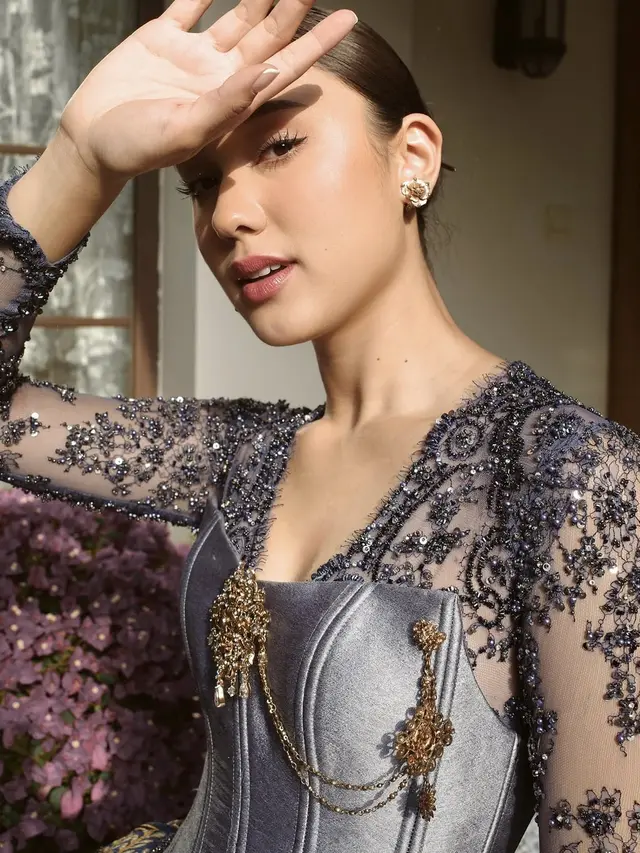 Gaya Anggun Yasmin Napper Berkebaya saat Promosikan Film Terbaru di Beijing