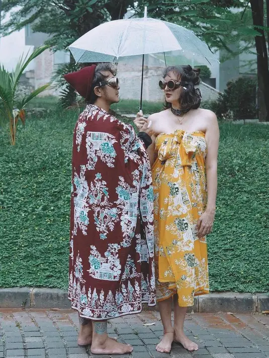 Kali ini, Nadine tampil chic kenakan strapless dress motif batik warna kuning. (Instagram/nadinelist).