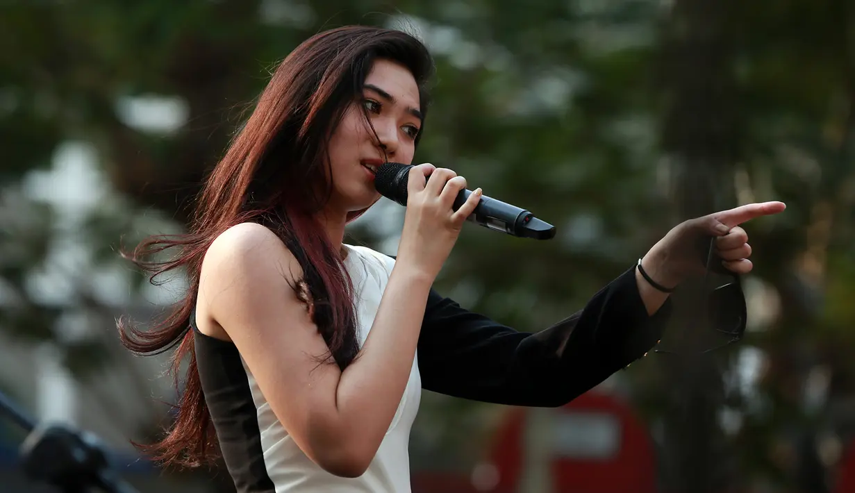 Penampilan Isyana Sarasvati merupakan yang paling ditunggu-tunggu oleh para pengunjung yang meramaikan area Tribeca Park tersebut. (Deki Prayoga/Bintang.com)