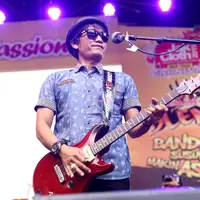 Gelaran musik dan fesyen JakCloth selalu ramai dipenuhi oleh pengunjung yang tertarik dengan brand-brand busana serta ingin menonton panggung musik. Tipe-X menjadi salah satu band kenamaan tanah air yang ditunggu-tunggu. (Andy Masela/Bintang.com)