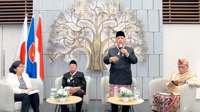 Jepang memberikan penghargaan bintang jasa kepada Dipo Alam, Hatta Rajasa dan Budi Karya. (Tangkapan layar)