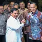 Ketua Umum Partai Gerindra Prabowo Subianto dan Ketua Umum Partai Demokrat Agus Harimurti Yudhoyono  melakukan salam komando usai  pertemuan di Kertanegara, Jakarta, Jumat (24/6/2022). Pertemuan selama dua jam itu pun belum ada kesepakatan antara Gerindra dan Demokrat. (Liputan6.com/Faizal Fanani)