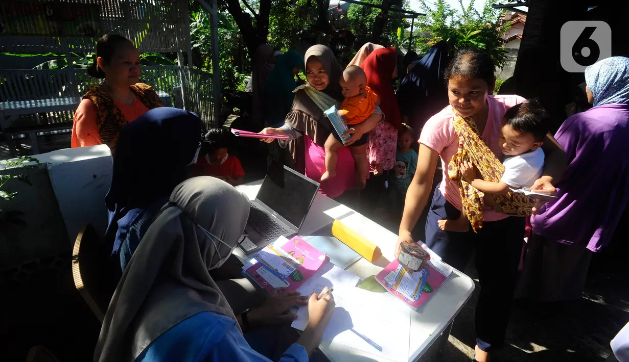 Vaksinasi dilaksanakan di seluruh Puskesmas dan Posyandu serta tempat lain yang ditunjuk, antara lain sekolah taman kanak-kanak. (merdeka.com/Arie Basuki)