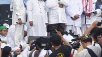 Calon presiden nomor urut 2, Prabowo Subianto (tengah) berpidato dalam reuni 212 di Lapangan Monas, Minggu (2/12/2018). Prabowo Subianto menolak berbicara politik atau berkampanye dalam ajang tersebut. (Liputan6.com/Herman Zakharia)