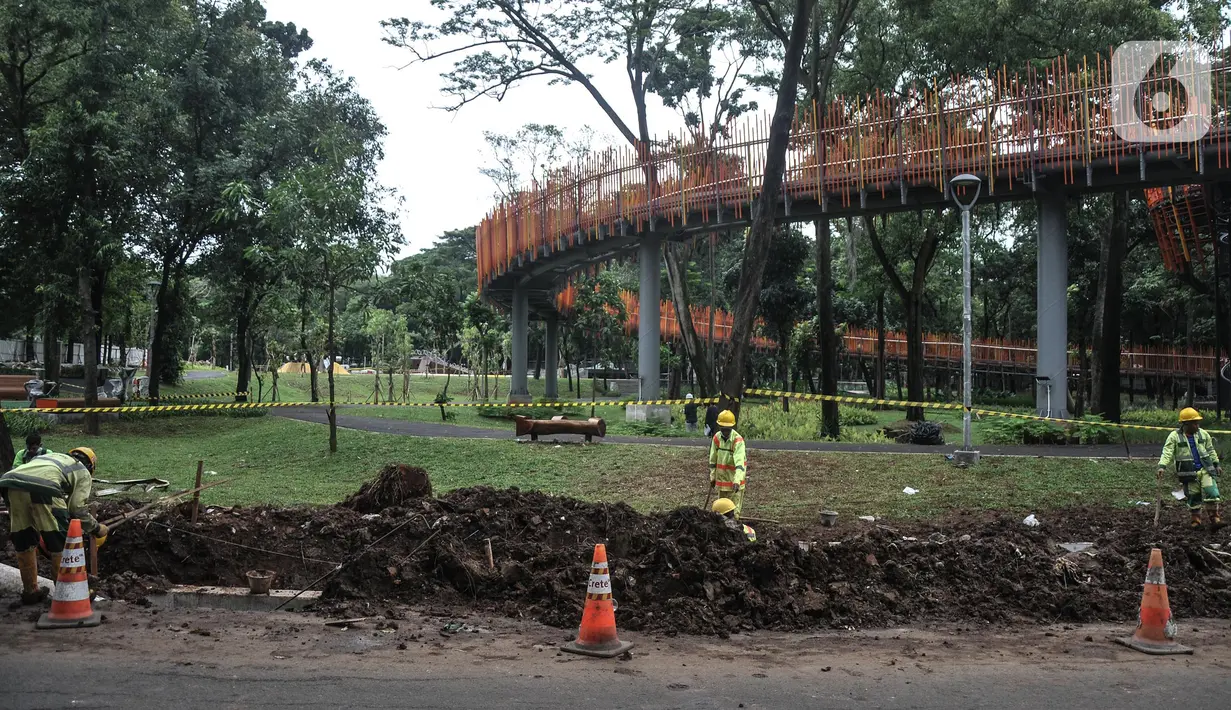 Pekerja menyelesaikan pembangunan Tebet Eco Garden di Jakarta Selatan, Kamis (3/3/2022). Pembangunan Tebet Eco Garden masuk proses finishing dan akan memiliki fasilitas jembatan penghubung, area bermain anak, community garden, thematic garden, dan sarana olahraga. (merdeka.com/Iqbal S. Nugroho)