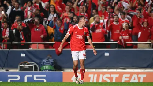 Selebrasi bek Benfica, Antonio Silva setelah mencetak gol ke gawang Juventus pada laga matchday kelima Grup H Liga Champions 2022/2023 di Luz Stadium, Lisbon (25/10/2022). Antonio Silva mencetak gol tersebut dalam usia 18 tahun, 11 bulan dan 25 hari. Ia total bermain dalam 10 laga di Liga Champions 2022/2023 bersama Benfica dengan torehan 2 gol. (AFP/Patricia De Melo Moreira)