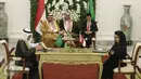 Menteri kesehatan, Nila Moeloek (kiri) menandatangani kerjasama disaksikan oleh Presiden Jokowi dan Raja Salman di Istana Bogor, Jawa Barat, Rabu (1/3). Berbagai kerjasama ditandatangi dalam perjanjian ini. (Liputan6.com/Angga Yuniar)