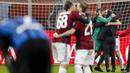 Para pemain AC Milan merayakan kemenangan atas Inter Milan pada laga perempat final Coppa Italia di Stadion San Siro, Rabu (27/12/2017). AC Milan menang 1-0 atas Inter Milan. (AP/Antonio Calanni)