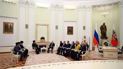 Pertemuan ini beragendakan pembahasan kondisi terkini dan prospek untuk memperdalam kemitraan strategis Indonesia-Rusia, serta isu-isu internasional lainnya. Tampak dalam foto, Presiden Republik Indonesia, Prabowo Subianto (kiri tengah) saat melakukan pertemuan dengan Presiden Rusia Vladimir Putin di Istana Kremlin, Moskow pada Senin 13 April 2026. (Igor IVANKO/POOL/AFP)