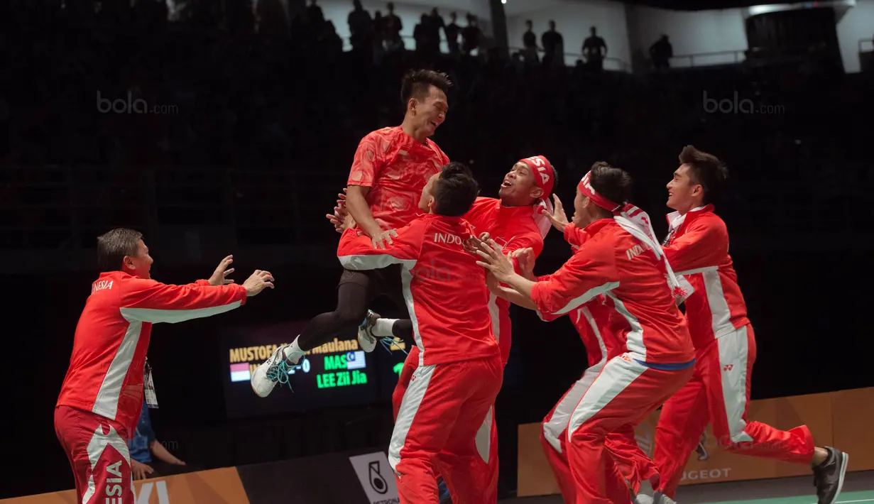 Selebrasi Ihsan Maulana (2kiri) usai mengalahkan pemain Malaysia Lee Zii Jia bersama tim pada final Bulutangkis beregu putra SEA Games 2017 di Axiata Arena, Malaysia, Kamis (24/8). Indonesia meraih medali emas. (Bola.com/Liputan6.com/Faizal Fanani)
