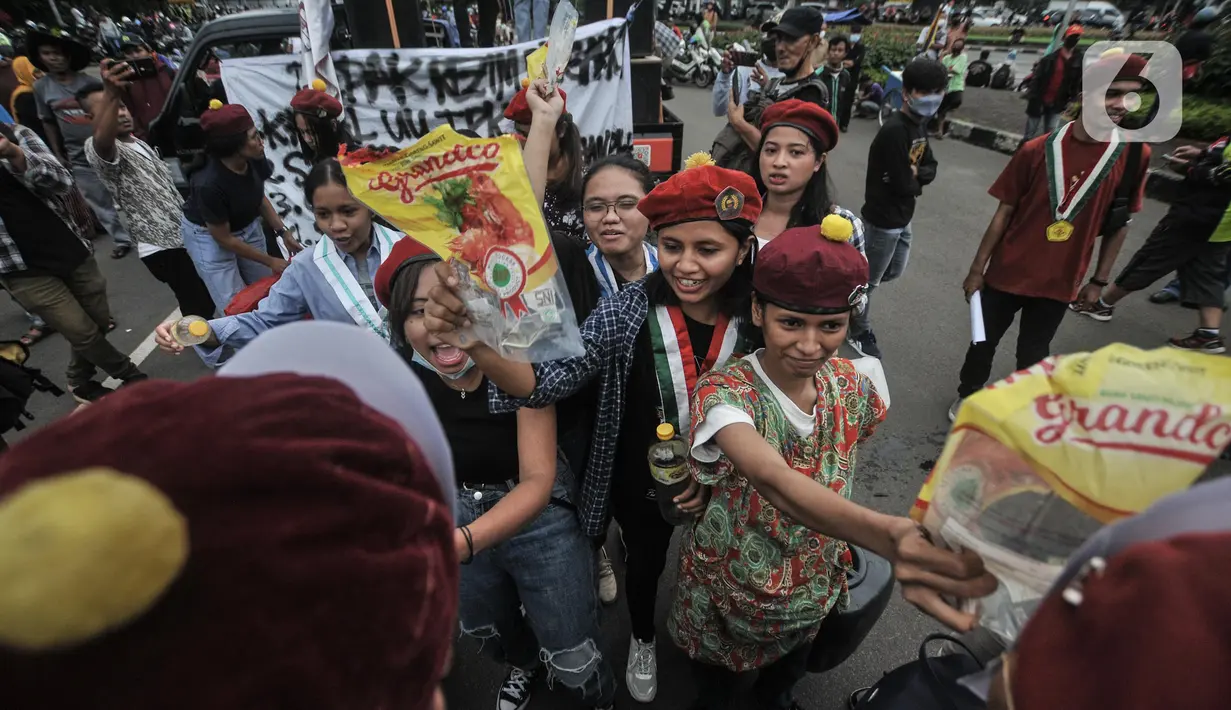 <p>Mahasiswi perempuan yang tergabung dalam Forum Mahasiswa Katolik Republik Indonesia (FMKRI) melakukan aksi teatrikal di Kawasan Patung Kuda, Jalan Merdeka Barat, Jakarta Pusat, Kamis (21/4/2022). (merdeka.com/Iqbal S. Nugroho)</p>