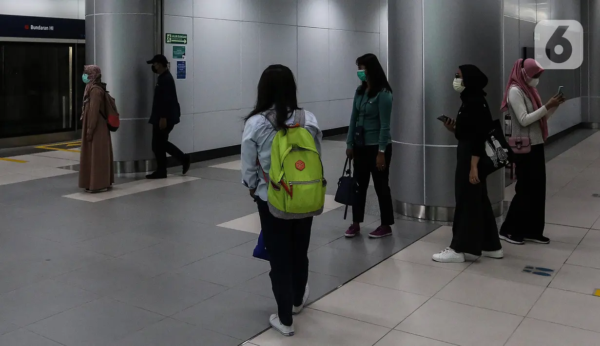 Penumpang menunggu kedatangan kereta Moda Raya Terpadu (MRT) di Stasiun MRT, kawasan Jakarta, Senin (15/2/2021). PT MRT Jakarta (Perseroda) menargetkan jumlah pengguna jasa layanan MRT Jakarta mencapai 65 ribu orang per hari untuk tahun 2021. (Liputan6.com/Johan Tallo)