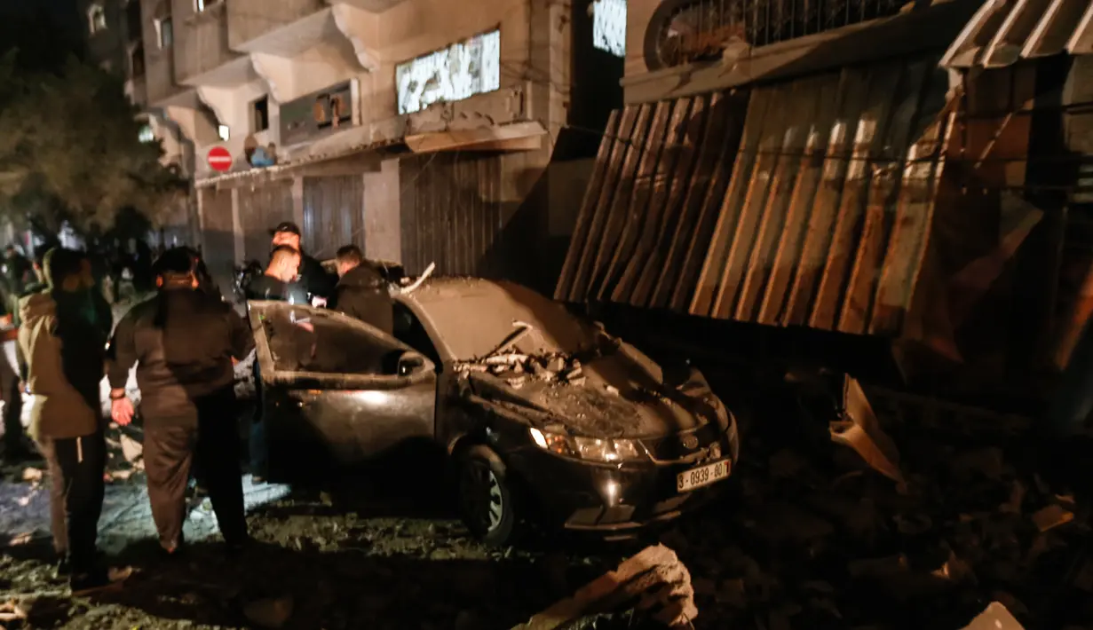 Warga memeriksa rumah komandan Jihad Islam Baha Abu Al-Ata setelah serangan rudal Israel di Kota Gaza, Palestina, Selasa (12/11/2019). Ata telah lama menjadi incaran Israel yang menganggapnya sebagai 'bom aktif'. (MAHMUD HAMS/AFP)