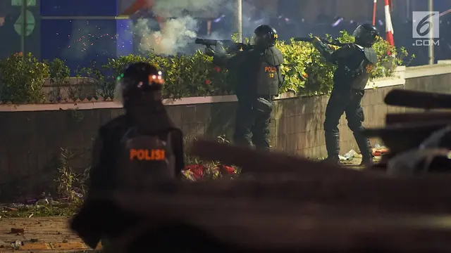 Melihat Perjuangan Aparat Kepolisian Halau Aksi Massa Anarkis