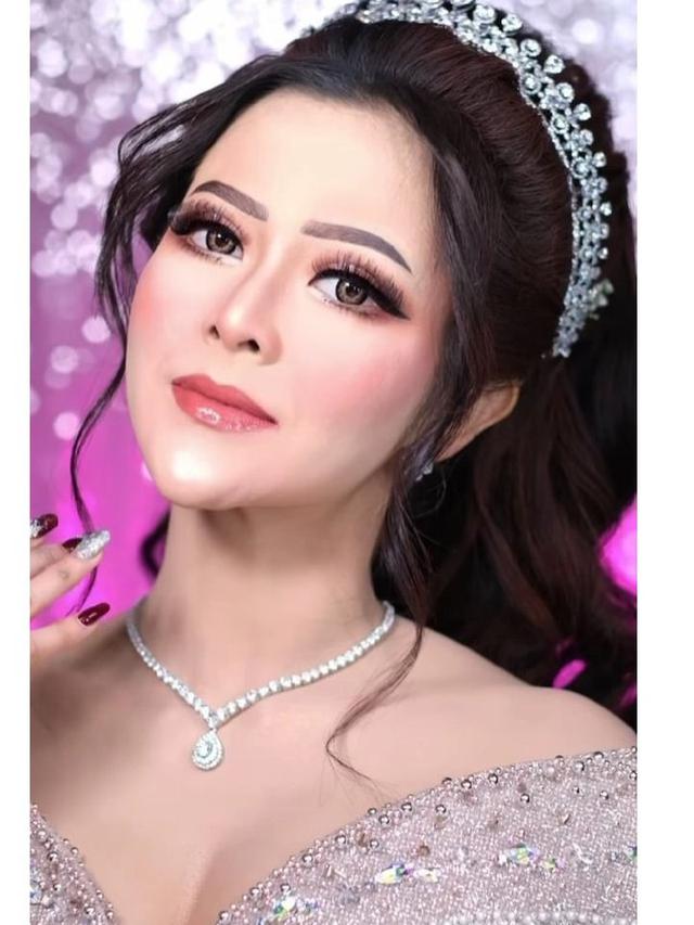 6 Potret Detail Penampilan Bella Bonita Istri Denny Caknan saat Resepsi, Jadi Sorotan