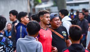 Pemain Arema FC, Gabriel SIlva, setelah menjalani latihan di hari pertama puasa, Kamis (19/2/2026). Mereka menjalani latihan di Lapangan DREAMS, Kabupaten Malang. (Bola.com/Iwan Setiawan)
