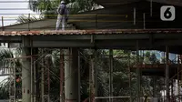 Pekerja menyelesaikan proyek pembangunan Jembatan layang (skybridge) CSW di Jakarta, Selasa (9/3/2021). Proyek pembangunan jembatan layang atau skybridge untuk integrasi Halte Transjakarta CSW di Stasiun MRT Asean ditargetkan selesai pada Mei 2021. (Liputan6.com/Johan Tallo)