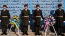 Pasukan kehormatan Ukraina berdiri di depan Tugu Peringatan bagi mereka yang Gugur untuk Ukraina di Kyiv pada tanggal 20 Februari 2023. Presiden AS Joe Biden menjanjikan peningkatan pengiriman senjata untuk Ukraina selama kunjungan mendadak ke Kyiv pada 20 Februari 2023, di mana ia juga menjanjikan komitmen Washington dalam membela integritas teritorial Ukraina. (Dimitar DILKOFF/AFP)
